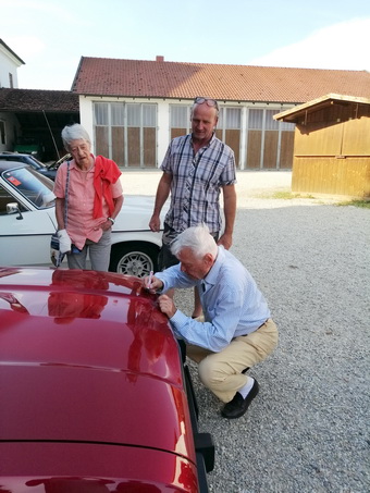 Spezial Autogramm Stunde fr viele Fahrzeughalter
Special autograph hour for many vehicle owners
Heure spciale d'autographes pour de nombreux propritaires de vhicules